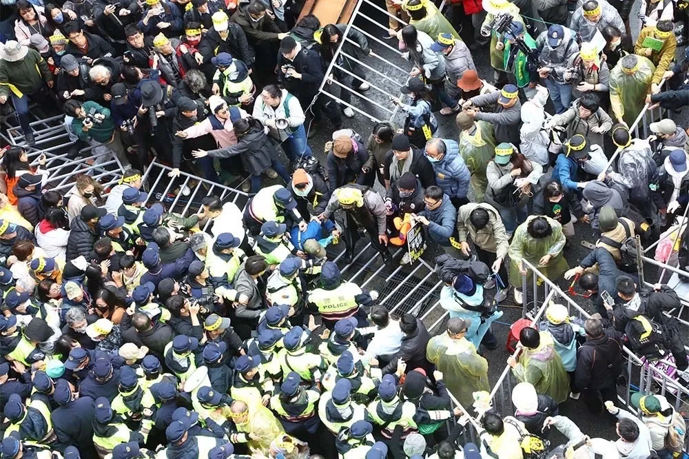 青鳥欲闖立院爆警民衝突　綠委籲別衝動「還有最強大武器」