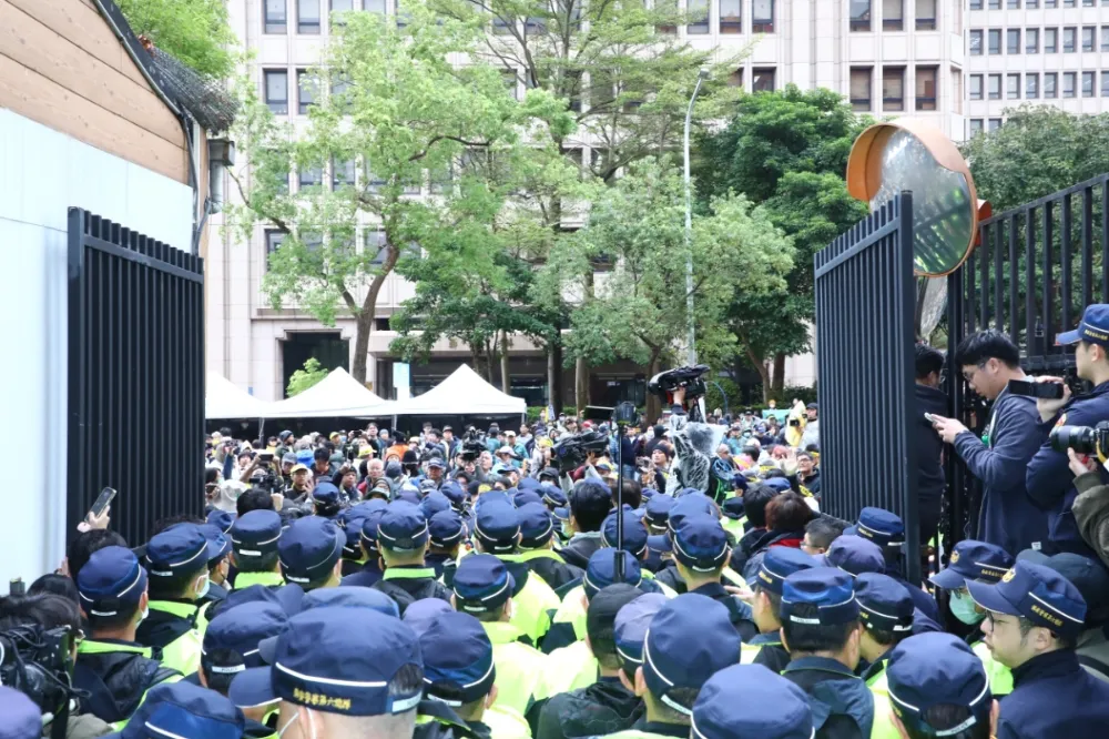 立院場外衝突推擠　卓榮泰籲警方保護聲援群眾安全