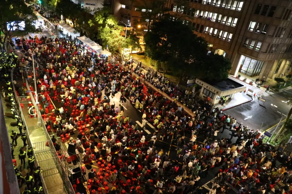 不理場外青鳥抗議！藍白強推3大案　將挑燈夜戰至今晚12時