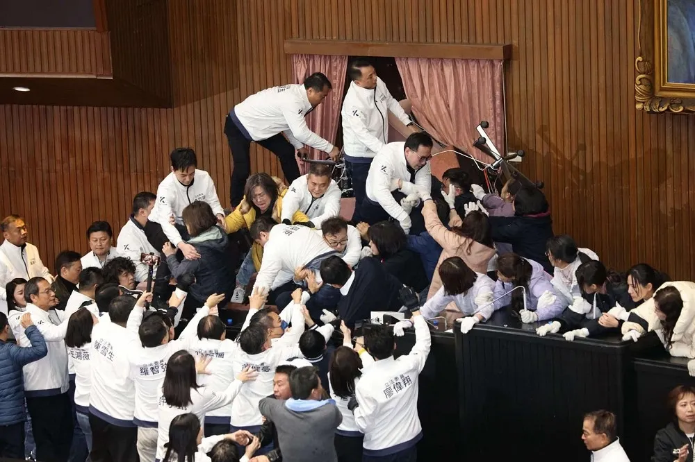 陳嘉宏專欄：徹底悖離公開立法原則　三惡法應被宣告違憲