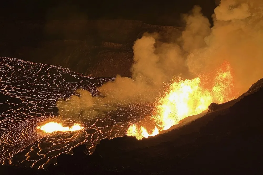 【有片】豔紅岩漿衝天近百米　鏡頭捕捉夏威夷火山大爆發奇景