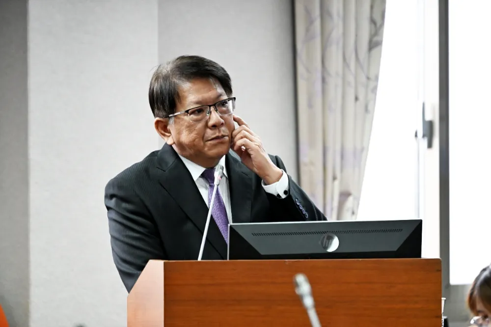 激辯「中國定義」！潘孟安稱今是「台灣行憲紀念日」　惹翁曉玲不滿爆口角
