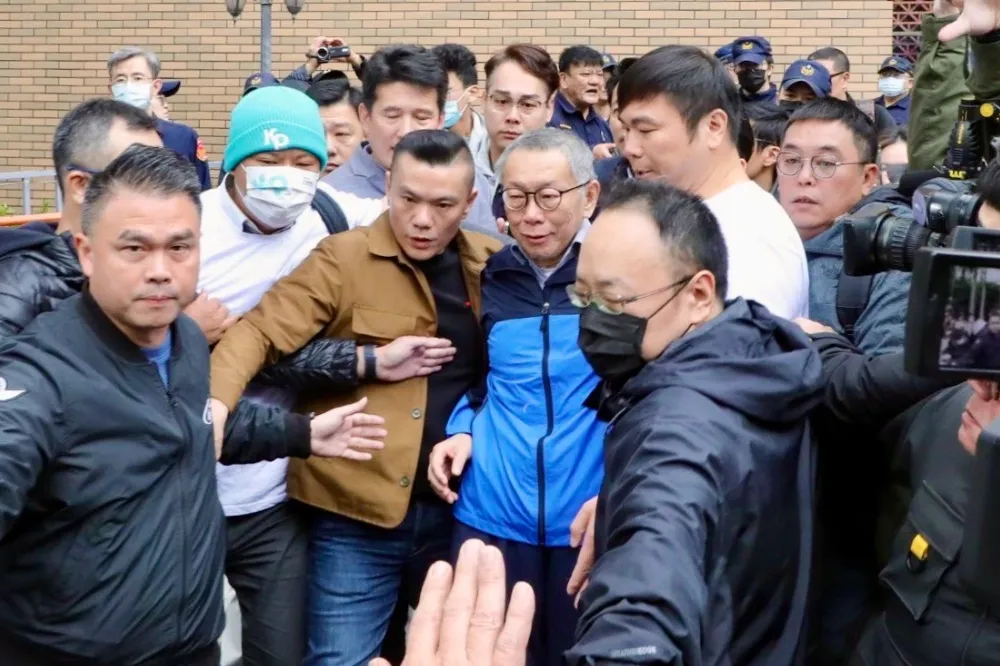 柯文哲交保返家又出門　趕往新竹台大醫院探望柯爸