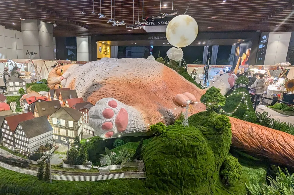 貓奴快衝！CITYLINK 南港店最新打卡點「巨貓冬冬」可愛又好拍　眨眼超療癒、這角度讓網友笑壞