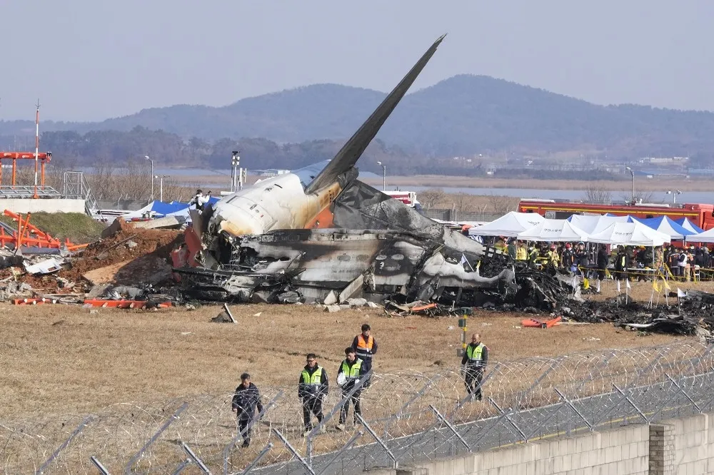 【有片】南韓當局稱剩餘179人恐「全數罹難」　飛機燒到只剩15公尺機尾