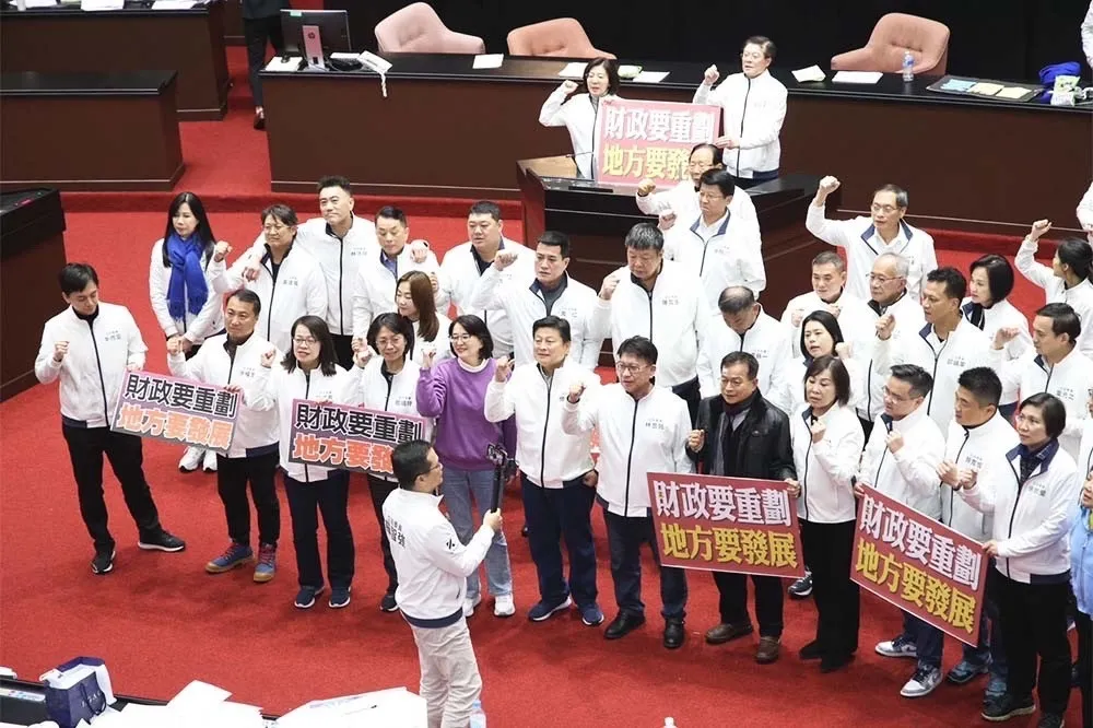 抓包立院暫緩公告選罷法、財劃法　柯建銘嗆違憲：將發動罷免韓國瑜