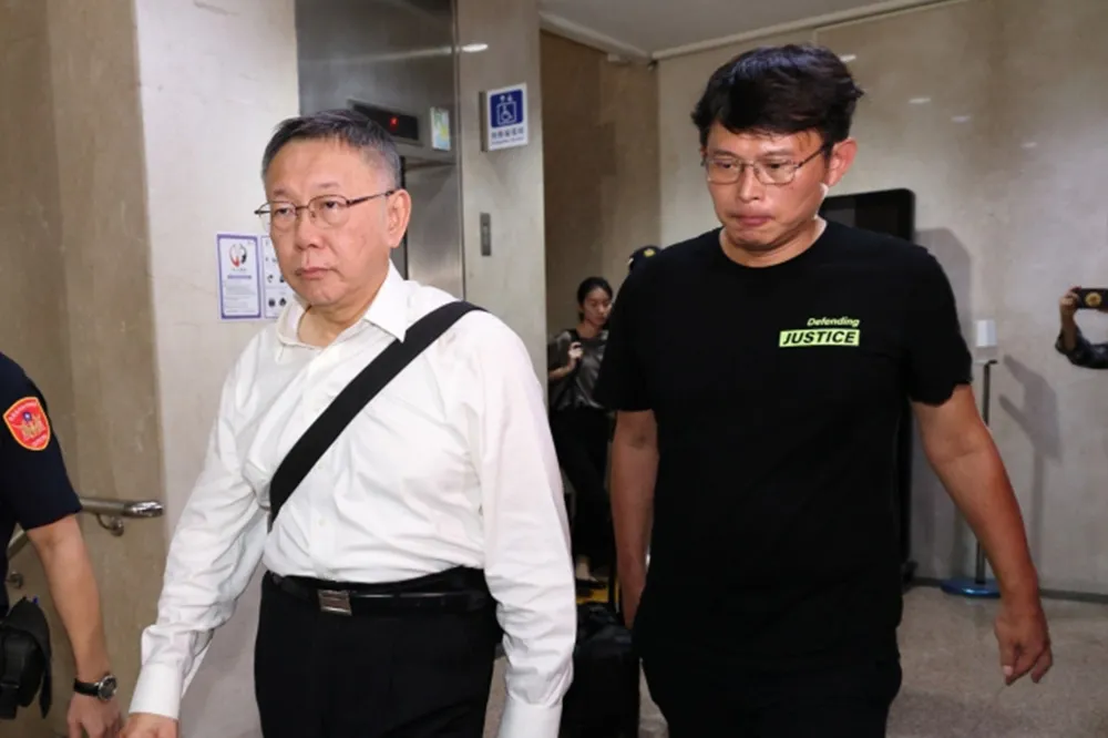 柯文哲辭職信「留一手」？　週刊爆成換交保、交棒黃國昌籌碼