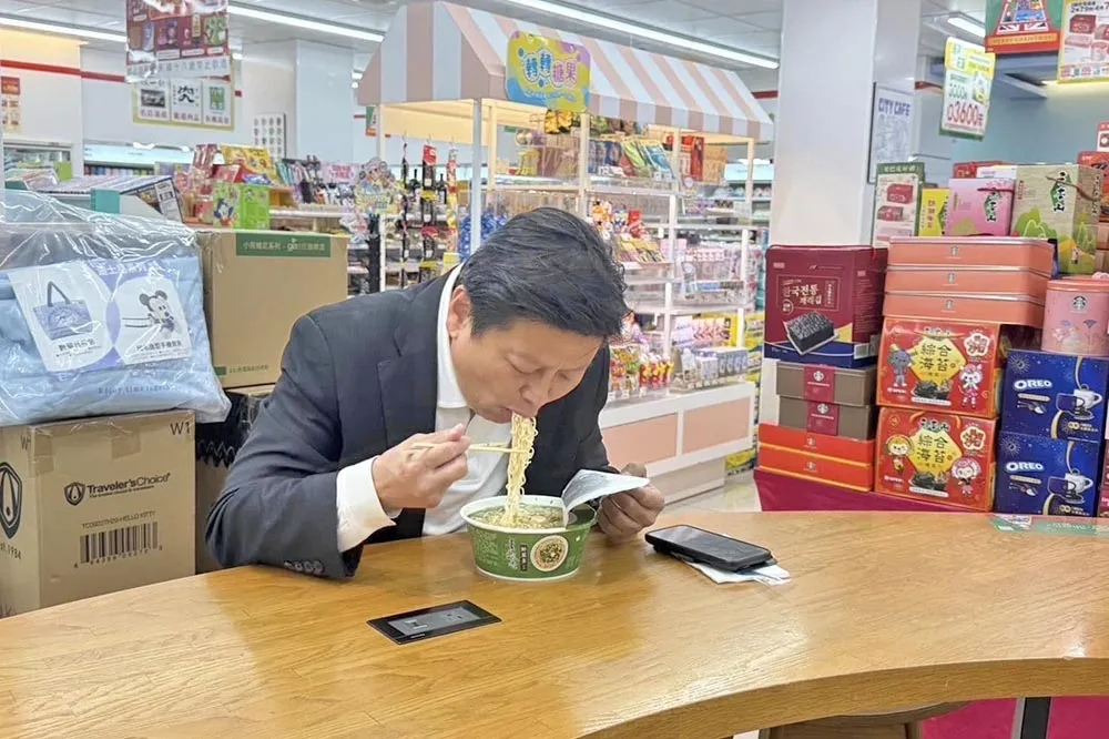 傅崐萁元旦晚餐在超商吃泡麵　自嘲是「傅爸爸」不是「富爸爸」