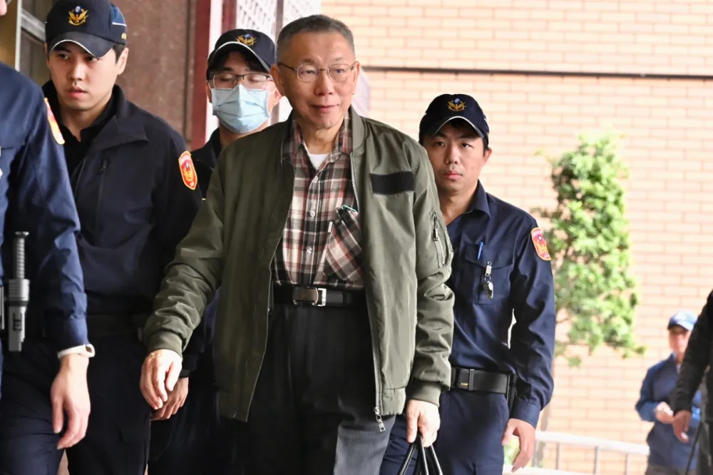柯文哲開庭遲到2小時原因曝光　「柯爸陷入昏迷」急赴醫院探視