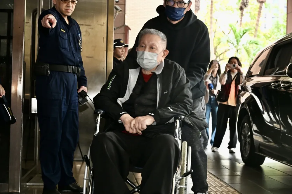 檢控他可能逃亡海外　沈慶京坐輪椅服藥：快80歲了怎麼跑