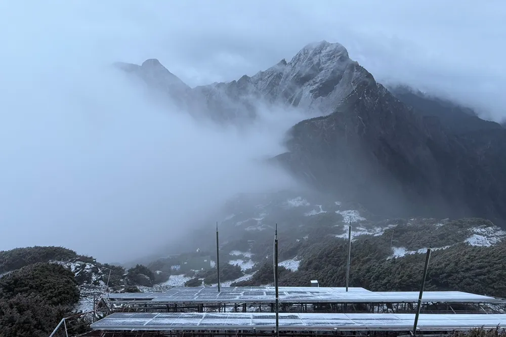 【有片】玉山昨夜飄下2025初雪、今晨又追加　白茫茫一片超美
