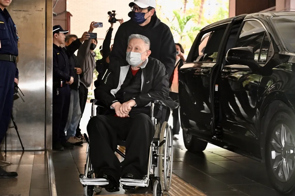 沈慶京氣到從輪椅上站起來　律師痛批法官「奉命羈押」