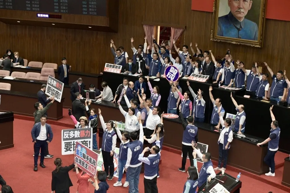 民進黨必須接受未來3年藍白相加國會過半的事實