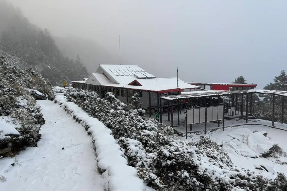 嘉明湖降下今年第1場雪！　山屋積雪3公分披上「厚厚糖霜」超美