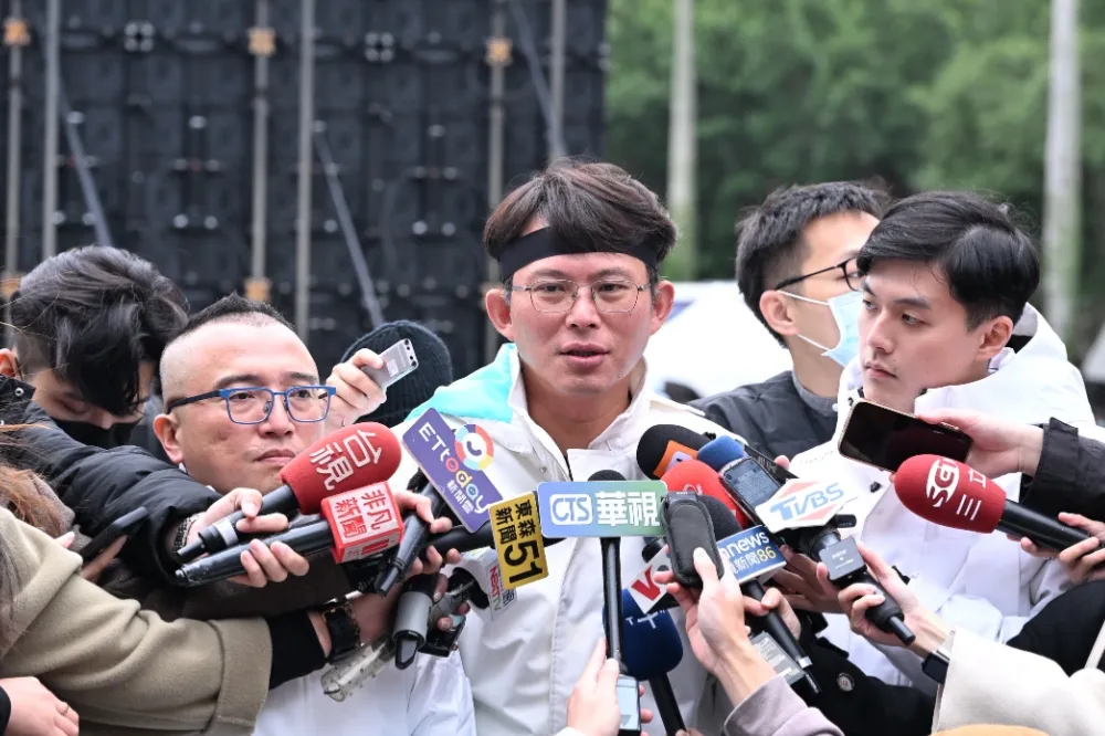 柯建銘酸「釘孤枝」遊行是自尋死路　黃國昌回嗆：先為踐踏司法道歉