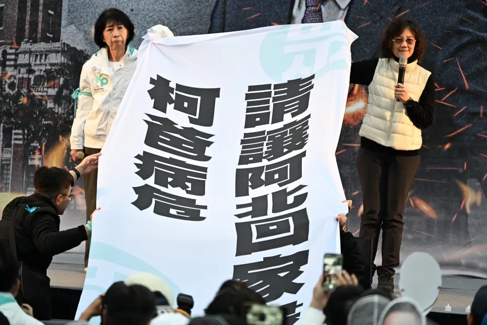 陳佩琪、柯美蘭打悲情牌　舉布條淚喊：柯爸病危讓阿北回家盡孝
