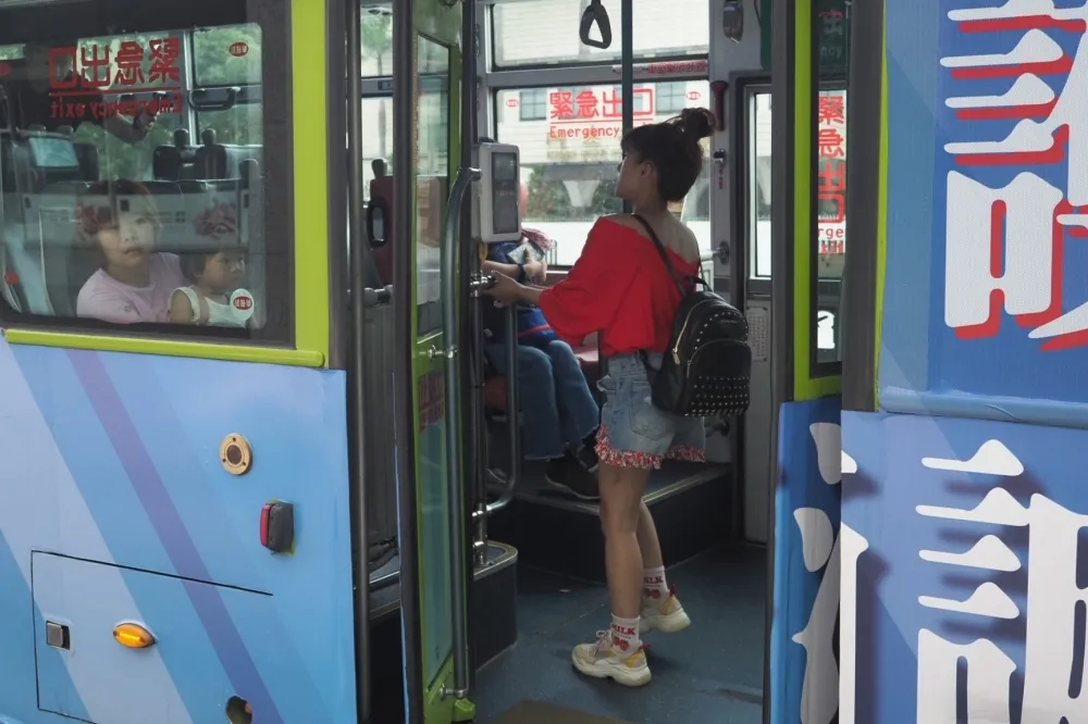 通勤族快看！雙北公車2026年將開放自動加值　手機掃碼也能搭