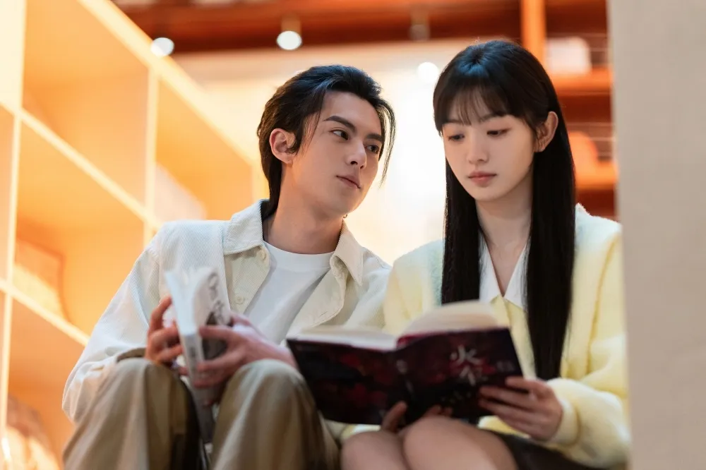 王鶴棣《大奉打更人》口碑逆轉熱度輾壓白鹿《白月梵星》　他穿越時空激吻田曦薇名場面甜炸