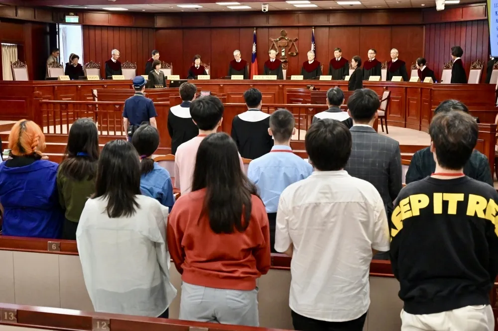 台大法律學院校友、學生連署　「反惡修憲訴法、拒癱瘓憲法法庭」