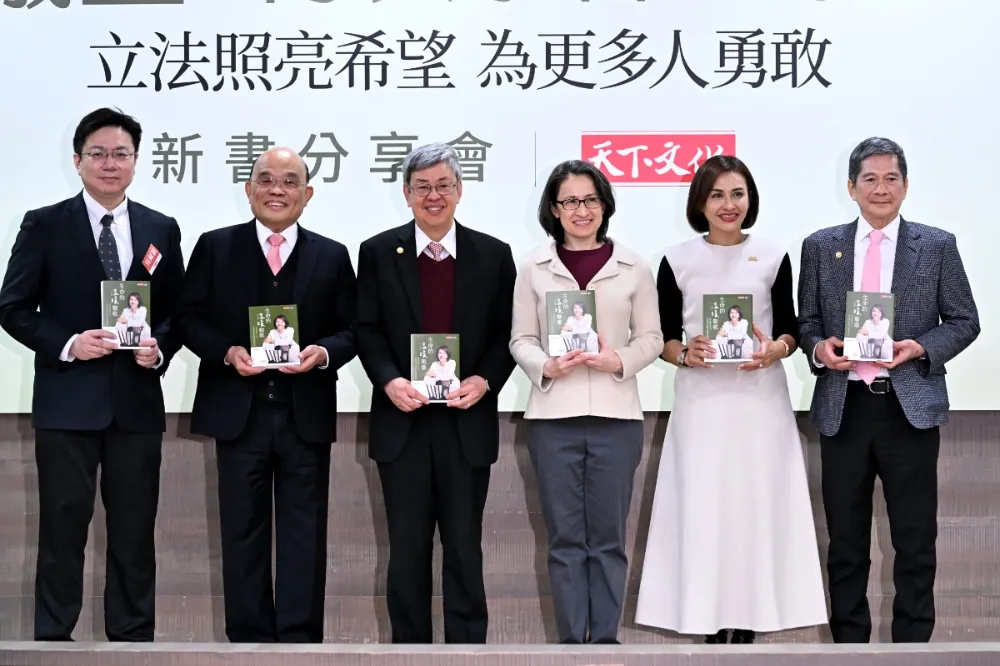 邱議瑩拚港都市長出新書　蕭美琴、陳建仁及蘇貞昌加持
