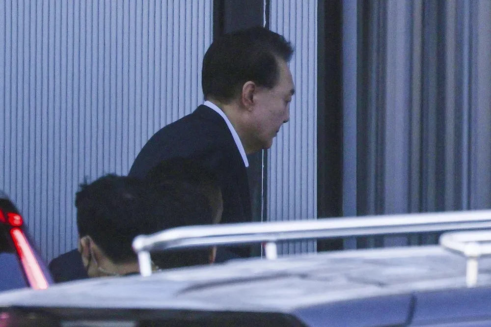 尹錫悅行使緘默權偵訊2.5小時不發一語　訊問結束後將押送拘留所
