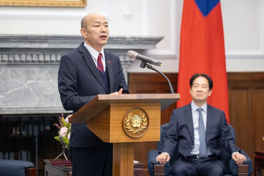 訪美前喝咖啡！賴清德送保溫瓶、暖暖包　韓國瑜：應該送我假髮