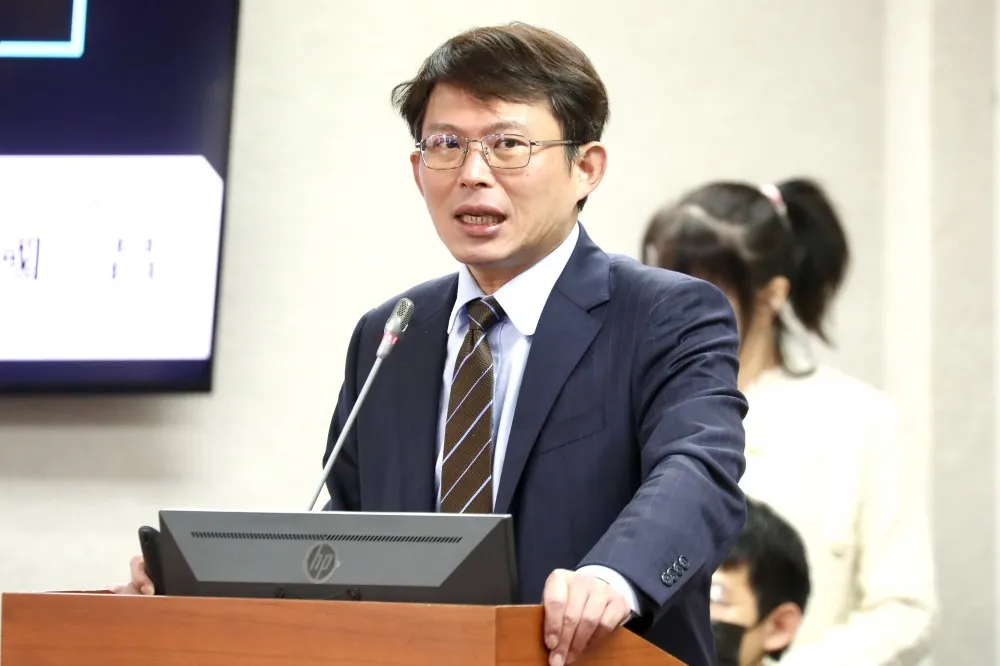 【總預算攻防】遭綠營點名「沒收鐵道安全」　黃國昌怒嗆：預算我刪定了