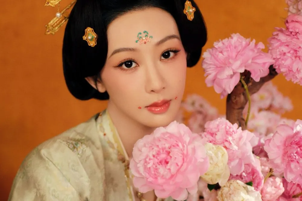 《國色芳華》楊紫戀上李現播放量破13億收視奪冠　她「嘴角紅點」妝容大有來頭全網讚爆