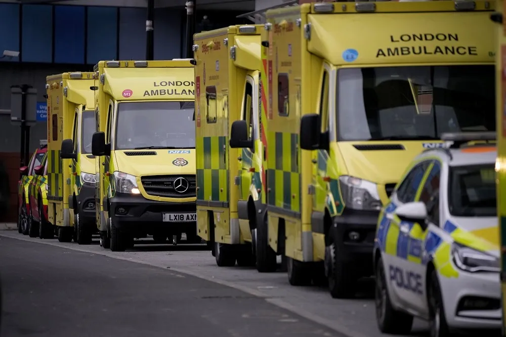 病患走廊等死、嘔吐物互沾　報告揭英國公立醫療危機