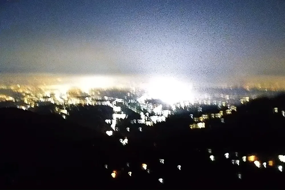 【有片】阿里山監視器拍到「地震光」　氣象署給答案：地殼錯動釋放能量