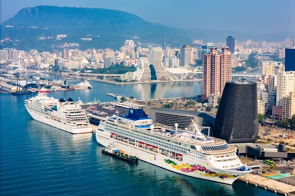 高雄港旅運中心再締紀錄　璽寶安可號與挪威天空號首航雙輪同抵高雄港