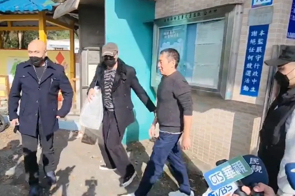 鈕承澤「滿臉笑容」假釋出獄要回家陪媽　差點因電子腳鐐要在牢裡過年