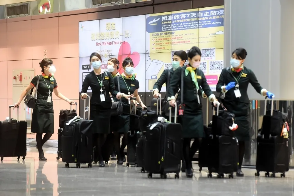 轉職看這邊！長榮航空釋出百名職缺　大學畢業起薪43K