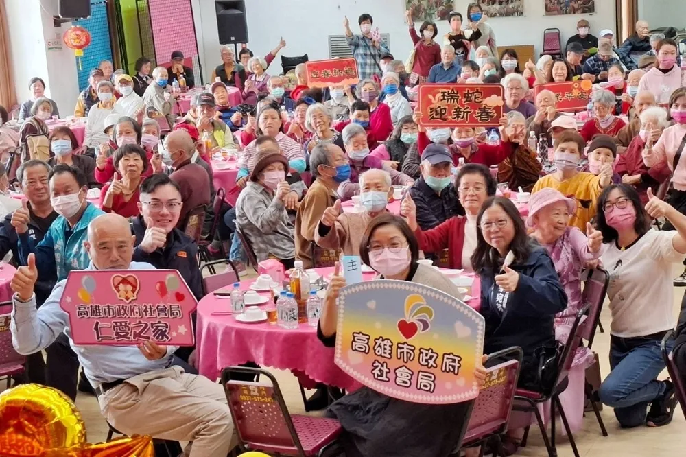 歲末慈善機構助暖　高雄仁愛之家長輩溫馨圍爐歡聚
