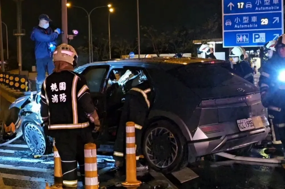 快訊／國1楊梅休息站電動車嚴重車禍　釀1死、3命危、4重傷慘劇