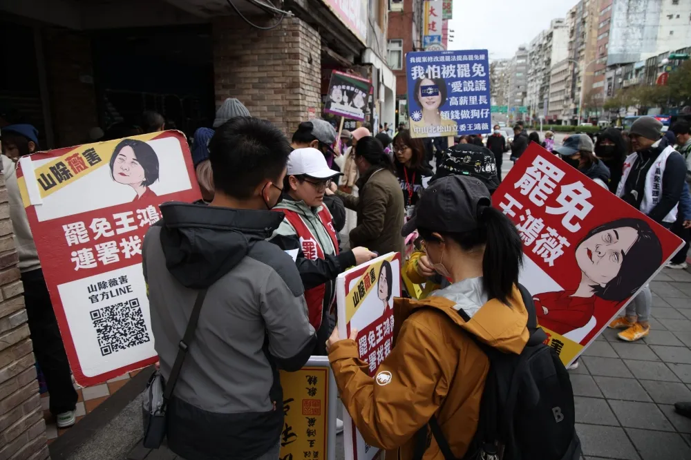 「大罷免潮」來臨！連署站人潮不斷　藍委王鴻薇：以2026前哨戰規格迎戰