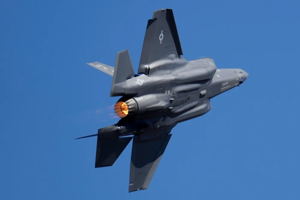 【有片】F-35戰機「垂直旋轉」墜地爆炸　美飛官彈跳生還