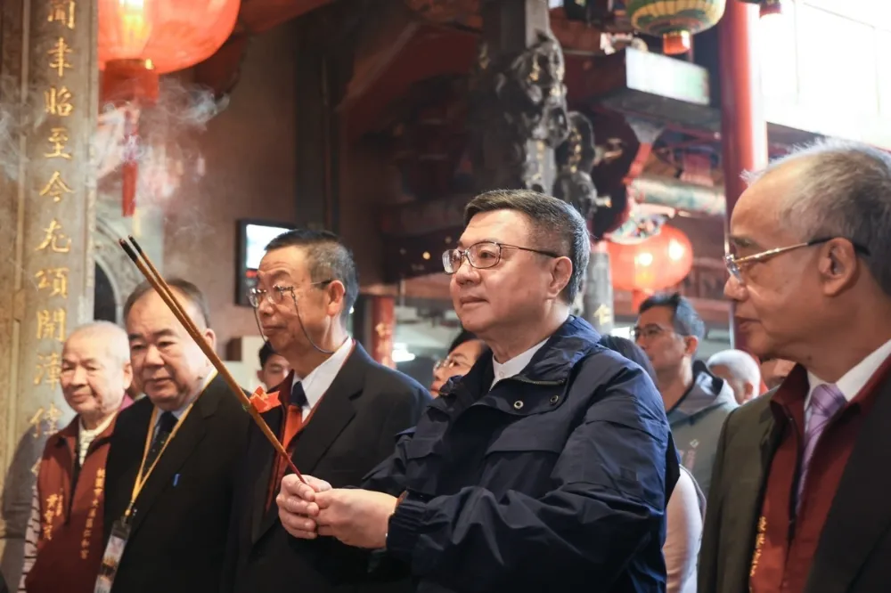 卓榮泰桃園拜廟祈求「得人和」　喊話全力促進朝野和諧如「輪胎充飽氣」