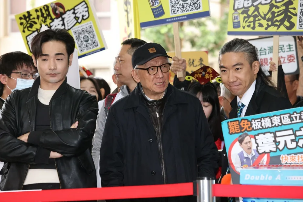 罷免團體赴中選會送10萬份連署書　曹興誠痛批：藍白委惡僕賣主請下台