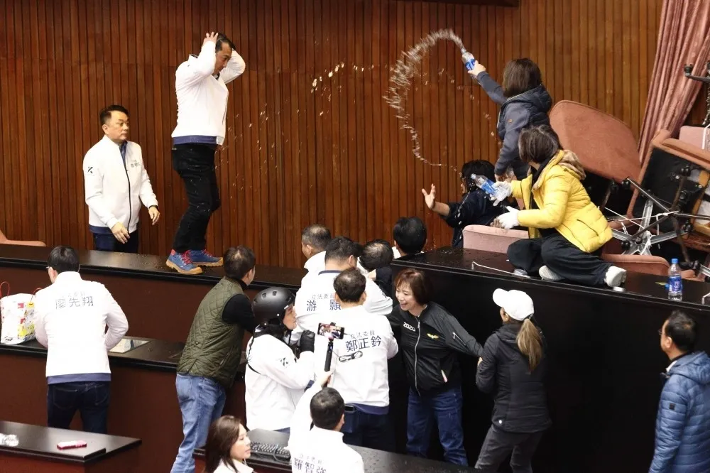 解憲法的最大Bug 　只能靠人民手動「解散」國會