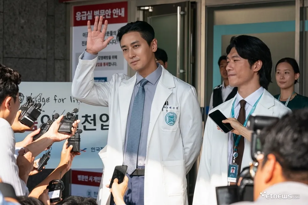 《外傷重症中心》劇情熱血緊湊Netflix收視奪冠　朱智勛耍帥演外科醫師爆紅有望拍續集
