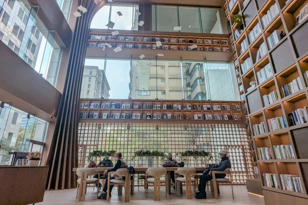 全台最美中醫診所進駐信義區！挑高書牆設計超好拍、看診採預約制免久候　業者：未來 5 年在雙北開設 10 間院所