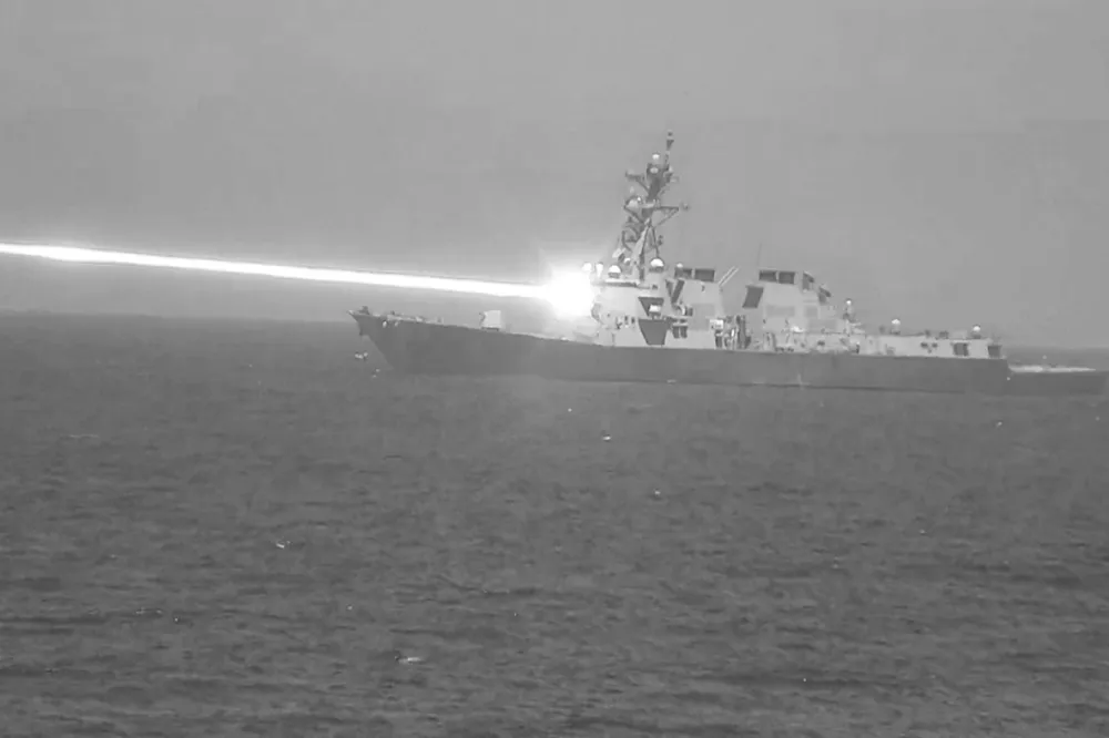 【有片】美神盾驅逐艦發射60kW雷射砲畫面曝　幾近具備「無限彈藥庫」