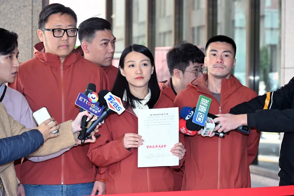 一階達標！藍營青年軍遞交吳沛憶罷免提議書　預計本周再送件吳思瑤
