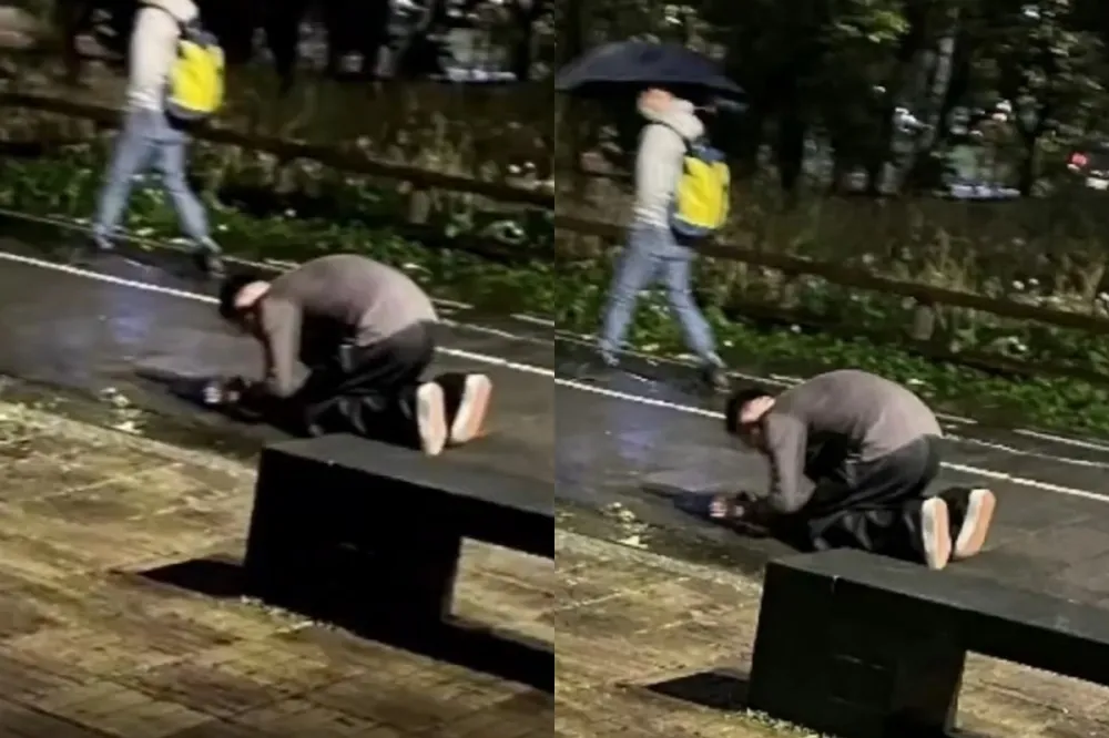 汪小菲雨中下跪哀悼大S　卻遭網友譏笑「拜天公、找隱形眼鏡」