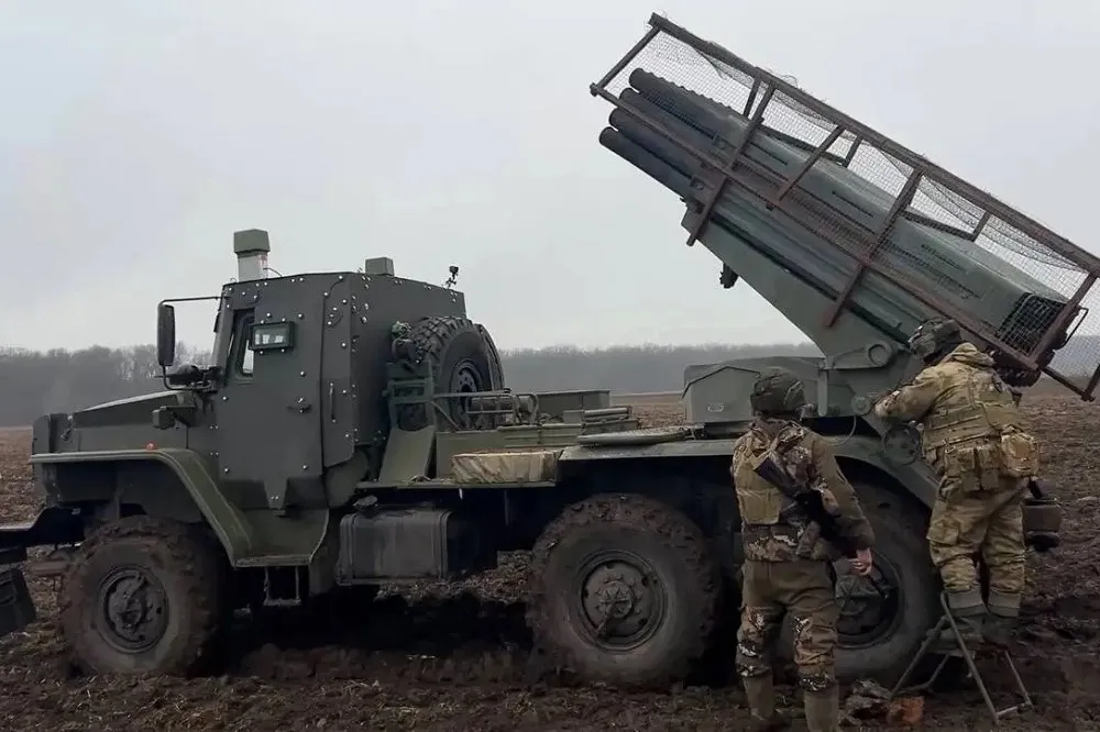 【有片】俄羅斯老BM-21「冰雹」火箭砲新披重甲　防烏軍FPV無人機獵殺