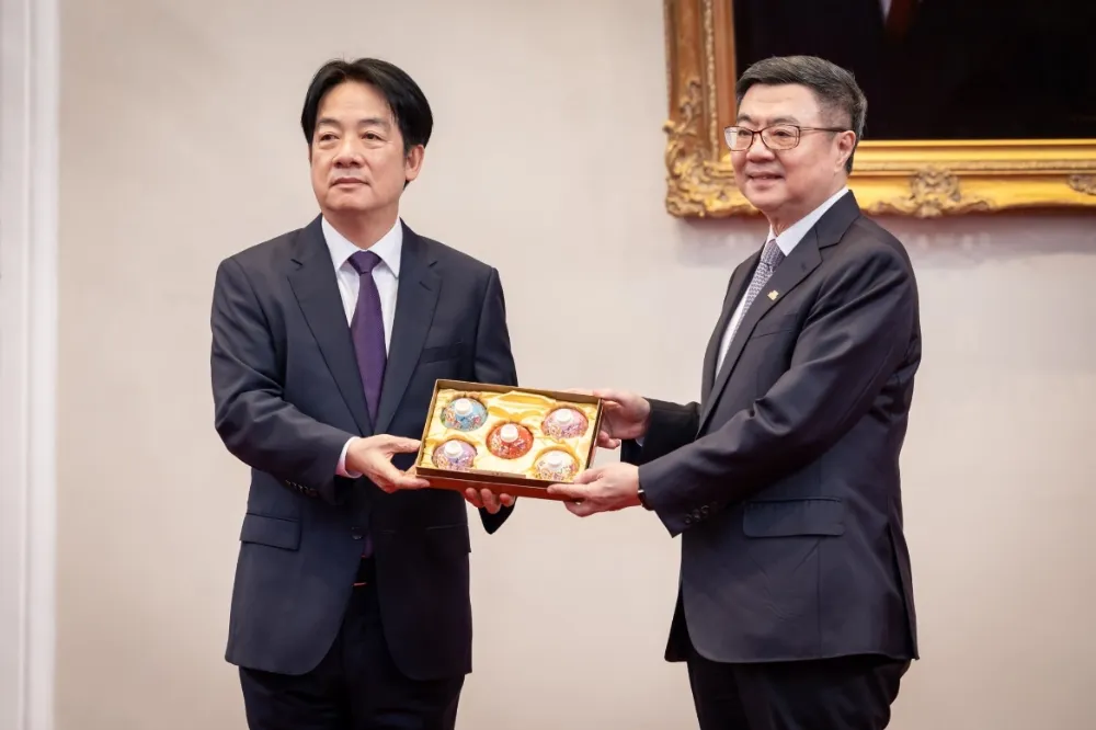 總統贈五院院長「紅花響杯」　傳遞五權合作寓意