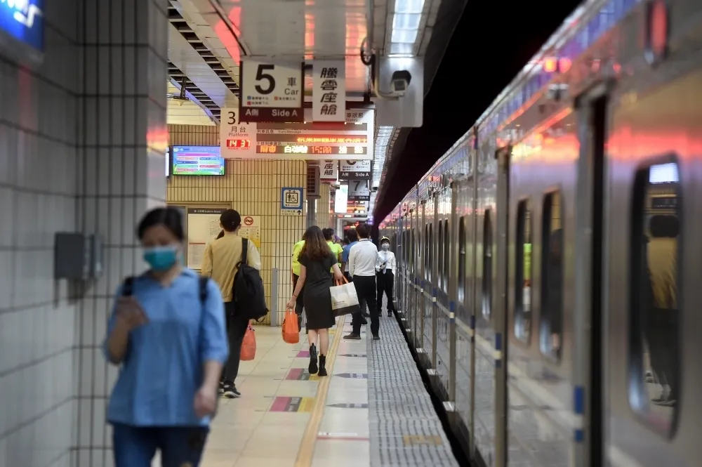 每年逾20件落軌！高雄車站試辦「上下纜繩升降」月台門　不像捷運「左右開」