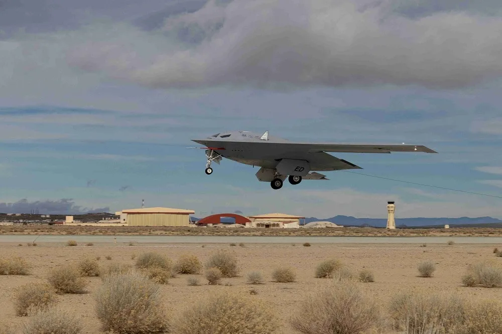 【有片】擴大戰略嚇阻力　美空軍B-21「突襲者」轟炸機擬增至200架