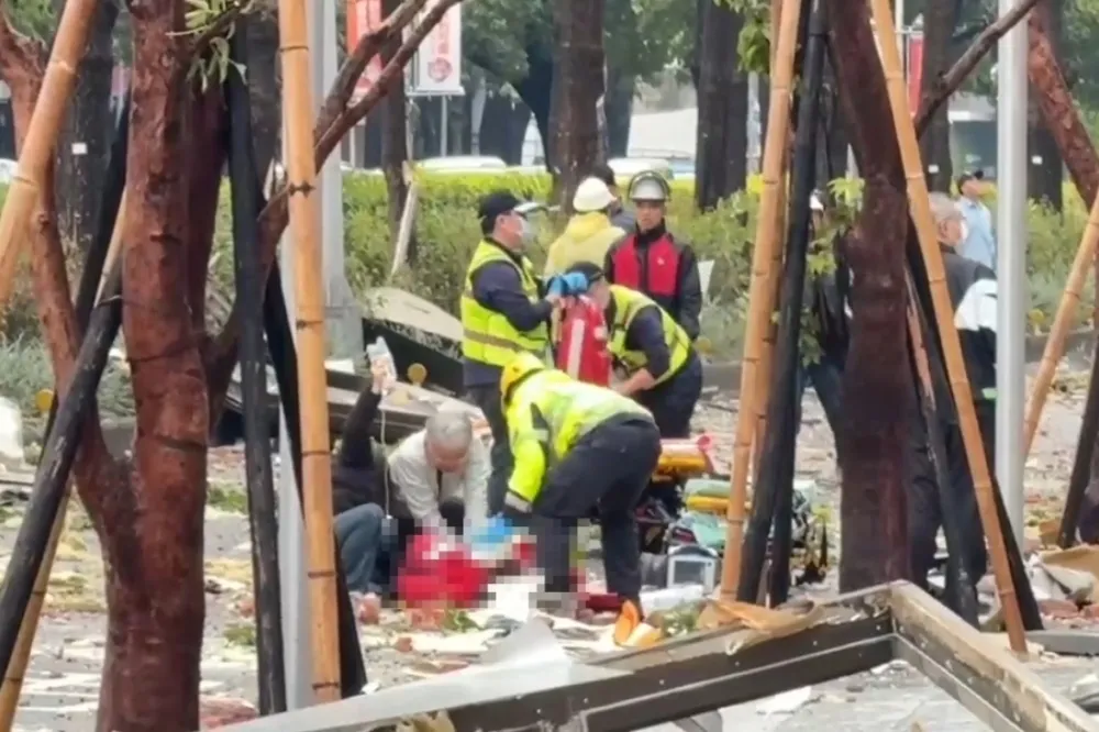 【台中氣爆】澳門一家三代7口路過　走出大門遭墜落物砸中2死5傷